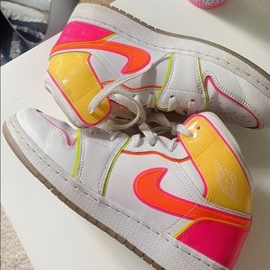 Air Jordan 1 Mid SE GS 'Edge Glow' KIDS SIZE 6